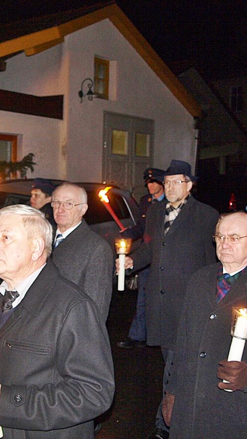 Lichterprozession in Oberailsfeld: 100 Feuer an den Hängen