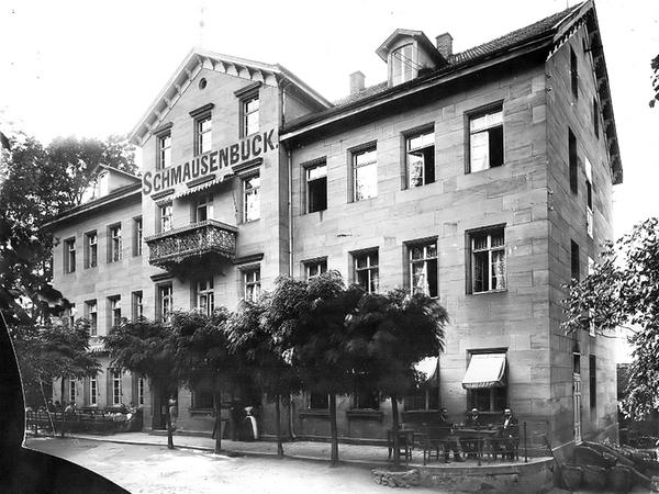 Auf den Grundfesten dieses großen Gasthauses steht das heutige Hotel am Schmausenbuck. Schon seit 1900 pilgern die Nürnberger in Massen dorthin.