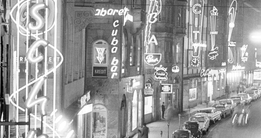 Der Inbegriff des Nürnberger Nachtlebens: die Luitpoldstraße mit ihren vielen Tanzcafés und Bars. Hier leuchtet es grell von allen Hausfassaden.
