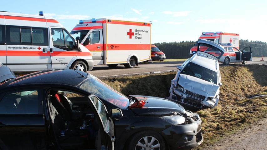 Zwischen Windsbach und Reuth kam es am Freitagmittag zu einem schweren Verkehrsunfall, bei dem eine Frau starb.