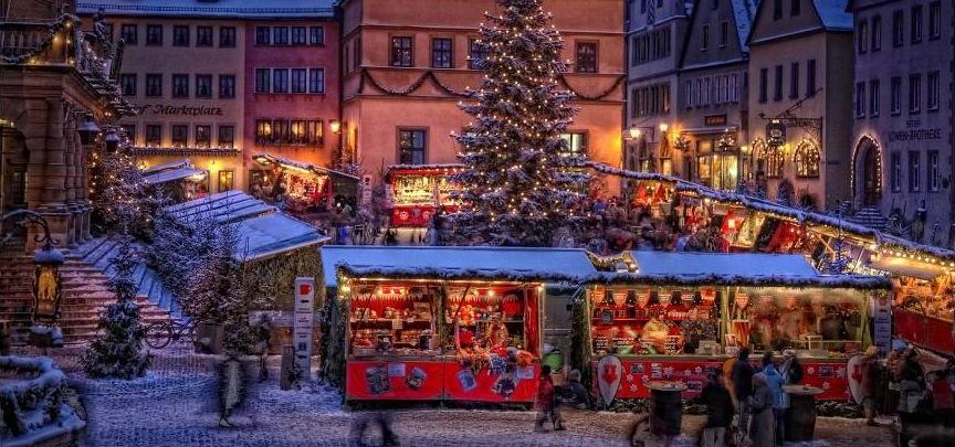 Das Reiterle, eine Art Weihnachtsmann, steht dem vorweihnachtlichen Markt in Rothenburg Pate. Vom 30. November zieht es durch die duftenden Gassen des Marktes. Bis zum 23. Dezember können sich die Besucher an rotem und weißem Glühwein erfreuen.