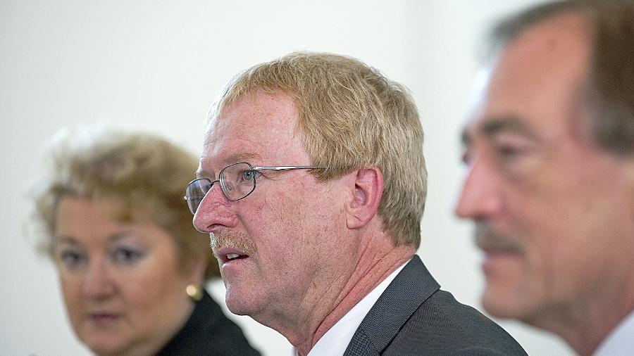 Versteht sich mehr als Berater denn als „Datenschutzpolizist“: Thomas Kranig (M.), Präsident des Landesamtes für Datenschutzaufsicht in Ansbach. Versteht sich mehr als Berater denn als „Datenschutzpolizist“: Thomas Kranig (M.), Präsident des Landesamtes für Datenschutzaufsicht in Ansbach.