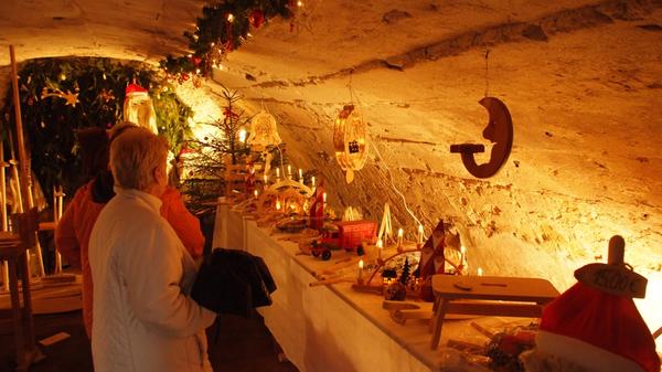 Am ersten Adventswochenende verwandelt sich die romantische Hopfenstadt Spalt (Lkr. Roth) in eine leuchtende Weihnachtsstadt: Die Altstadt erstrahlt, es gibt Buden in allen Gassen und das Besondere: Gewölbe und Keller, die sonst nicht zugänglich sind, werden herausgeputzt und den Besuchern geöffnet. In ihnen kann althergebrachte Handwerkskunst bestaunt werden. Auch eine Bierverköstigung darf in der Hopfenstadt nicht fehlen. Öffnungszeiten: Am 1. Adventswochenende, Samstag von 15 bis 21 Uhr, und Sonntag, von 12 bis 19 Uhr.