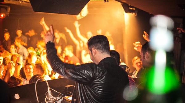 Und weil einfach jeder in die Riesen-Discos gerannt ist, hat man dort auch jeden getroffen – ein Rundgang durch die Räume hat gereicht.