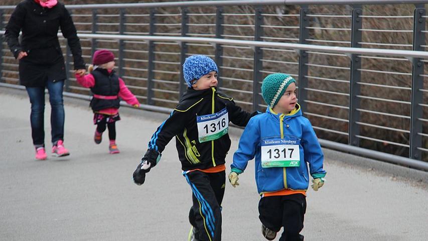 Bambini, Schüler und 5-km-Läufer: Der 11. Silvesterlauf 2013