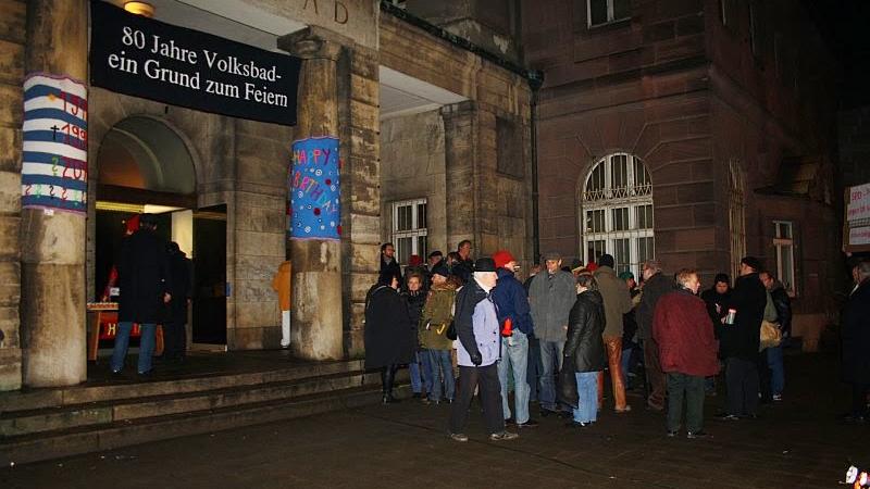 Um 19 Uhr fanden sich einige Bürger zur Lichtermahnwache der SPD-Gostenhof vor dem Volksbad ein, mit der zum Ausdruck gebracht werden sollte, dass eine erneute Diskussion bezüglich der Wiedereröffnung des Bades zu wünschen wäre.