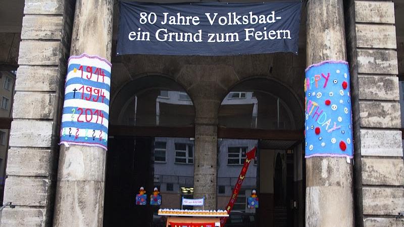 Am 2. Januar feierte das Volksbad 100-jähriges Bestehen. Zu diesem Anlass wurde die Nürnberger Häkelmafia tätig und verzierte das Gebäude mit kunterbunten Kunstwerken. Auch das Banner von 1994, dass bereits zum 80-jährigen Jubiläum aufgehängt wurde, stellte die Kulturinitiative erneut zur Verfügung.