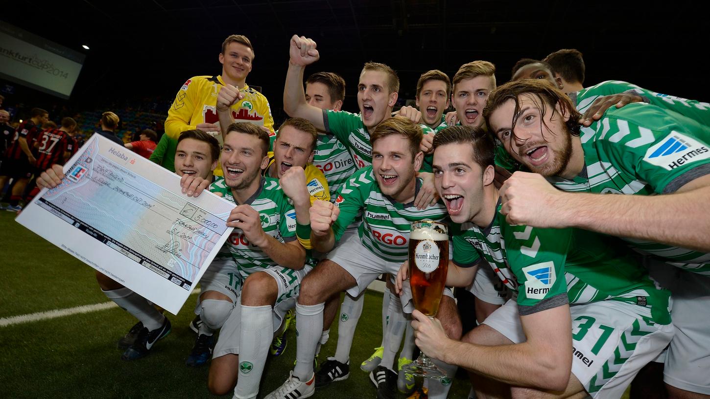 So sehen Sieger aus: Die SpVgg Greuther Fürth freut sich über den Sieg beim Frankfurtcup.