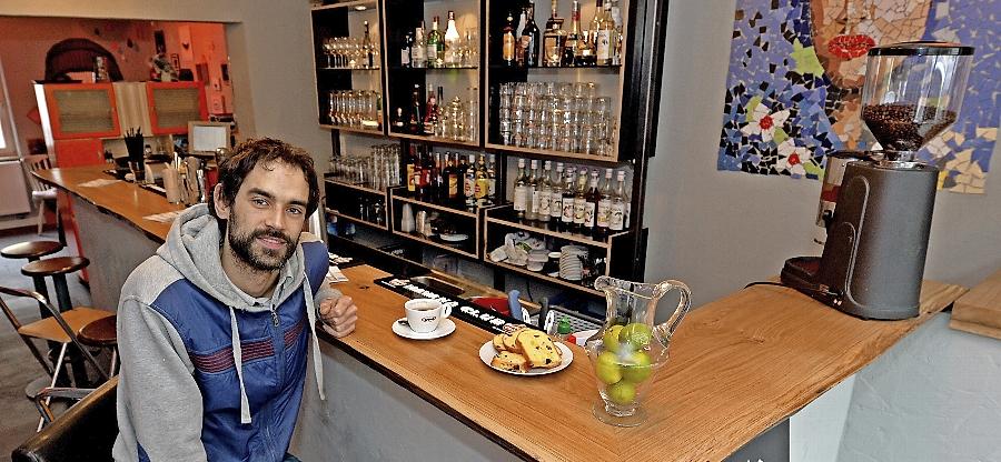 Kunstwerke an den Wänden, Cocktails auf der Karte Kunstwerke an den Wänden, Cocktails auf der Karte
