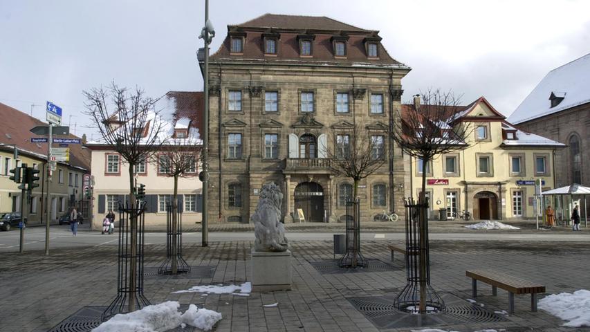 Seit dem 10. Januar 1964 ist das Erlanger Stadtmuseum am Martin-Luther-Platz eine echte Institution in Erlangen. Untergebracht ist es im ehemaligen Altstädter Rathaus, einem prächtigen Barockgebäude aus dem 18. Jahrhundert.
