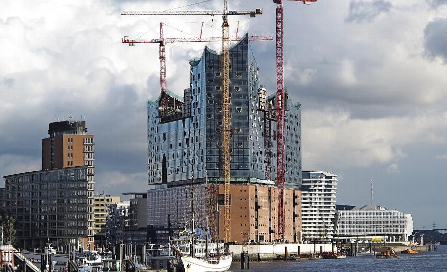 Anziehungspunkt und Millionengrab: Die Elbphilharmonie im Hamburger Hafen ist leider kein Einzelfall.