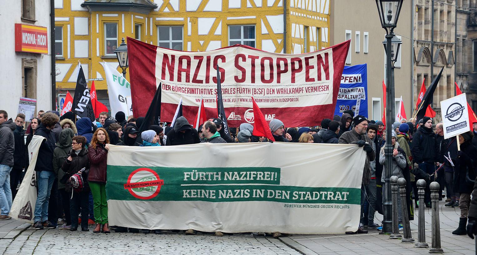 In Fürth zogen zahlreiche Demonstranten durch die Straßen, um gegen Rechtsextremismus und
Rassismus zu protestieren. 