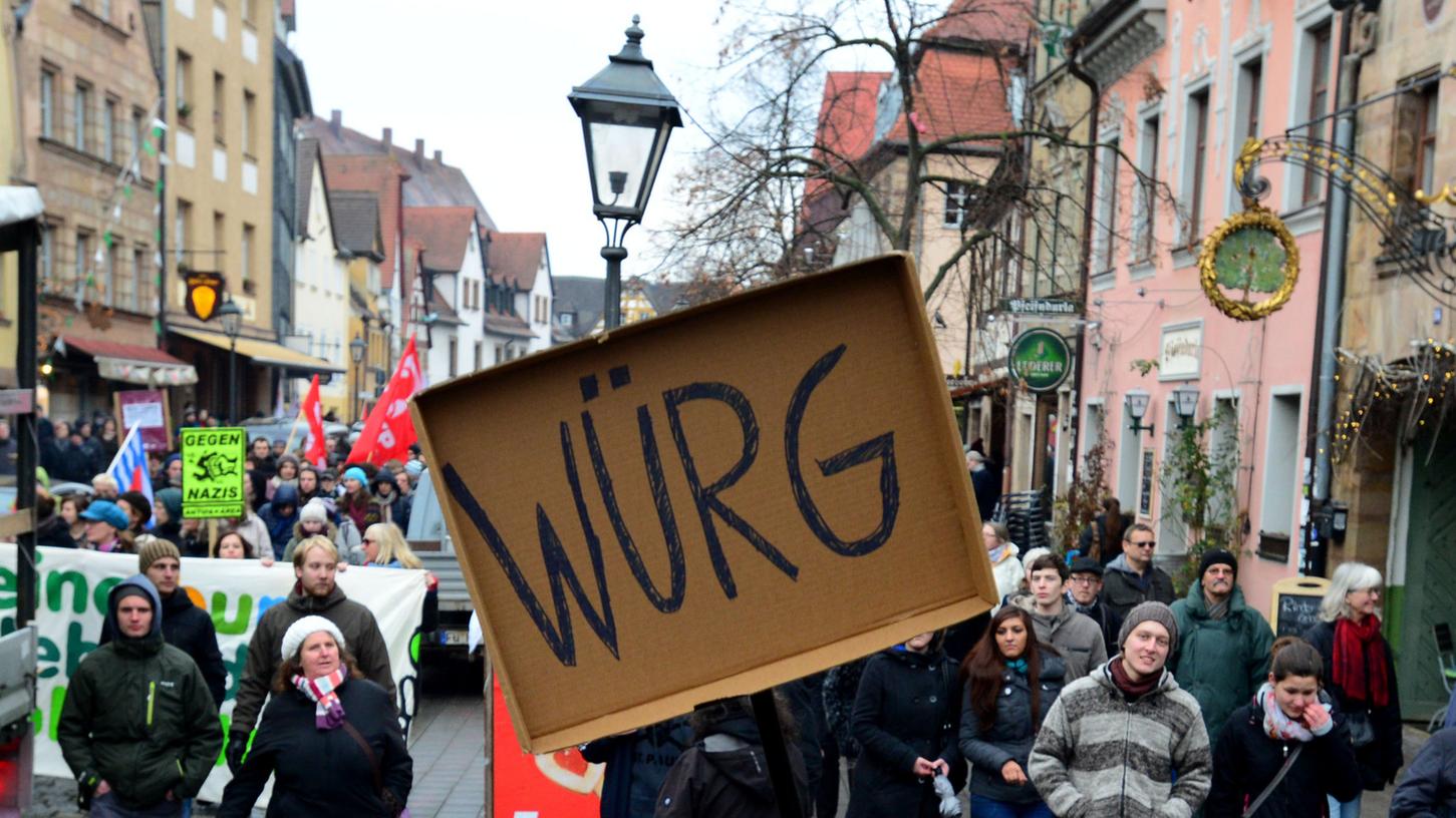 Wieder geht es um ein Zeichen gegen Fremdenhass: 2014 gingen 2000 Fürther auf die Straße, um den Einzug einer rechtsradikalen Gruppierung in den Stadtrat zu verhindern.