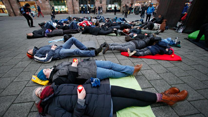 Zum vierten Mal rief die Aktion "Pflege am Boden" bundesweit zu einem Flashmob auf. In mehr als 60 deutschen Städten legten sich Menschen am Samstag auf den Boden und wollten so auf die Missstände in den Pflegeberufen aufmerksam machen - so auch in Nürnberg.