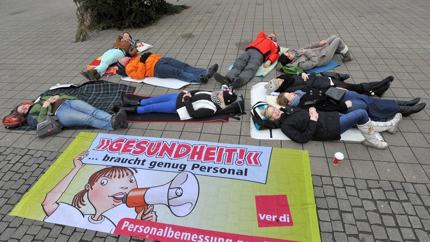 Auch in Erlangen beteiligten sich einige Menschen an dem Flashmob. Ab 11.55 Uhr lagen die Demonstranten am Hugenottenplatz.