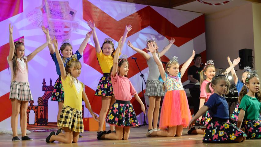 Die Tänzerinnen der Kindergruppe "Fünkchen" freuten sich, dass sie geboren sind und tanzten das auch.