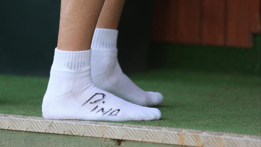 Verwechslung ausgeschlossen: Dass Fußballschuhe den Namen oder die Initialien der Spieler tragen ist ja bekannt. Dass jetzt aber auch die Socken der Profis (hier von Javier Pinola) gekennzeichnet sind, ist neu.