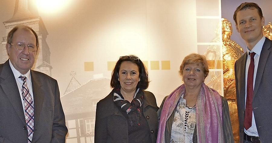Reinhard Dahm (li.) und seine Ehefrau Marion (2.v.re.) besichtigten mit Ayse Biyik und Oberbürgermeister Matthias Thürauf auch die Blattgoldausstellung und den Goldenen Saal im Rathaus.