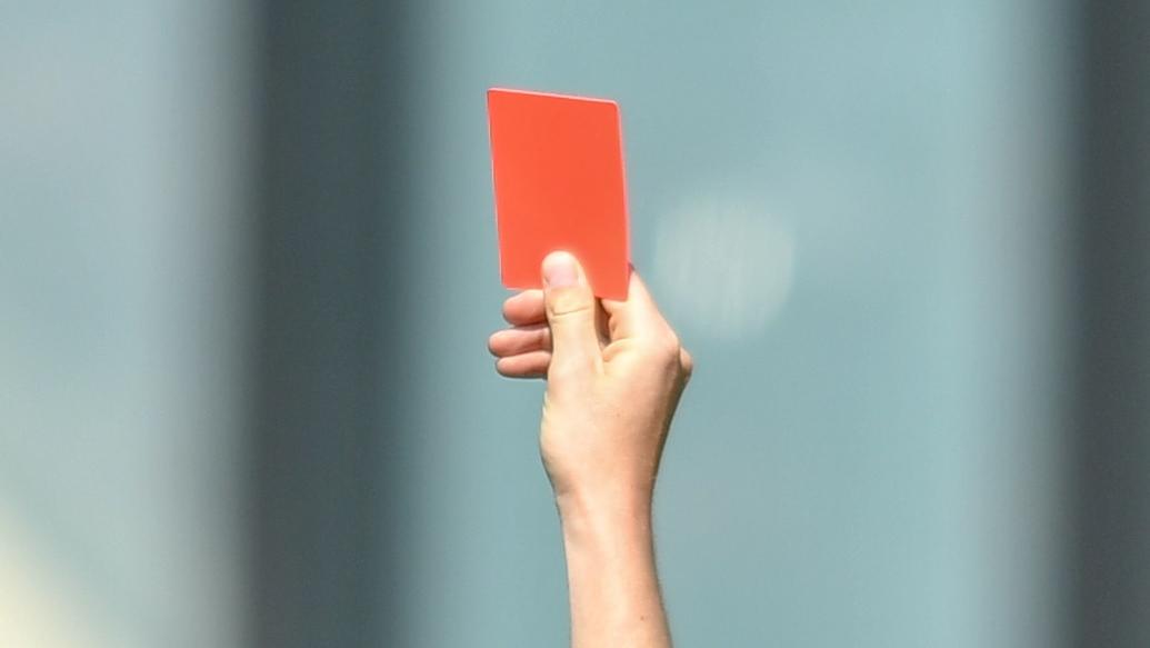 Mit der Gelb-Roten Karte wollte sich der Spieler nicht zufrieden geben. Der Schiedsrichter habe aber während des Spiels über durch viele gelbe Karten "die Emotionen geschürt."