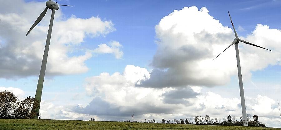Blauer Himmel mit Windkraft statt Luftverschmutzung durch Kohlekraftwerke: So sehen die Befürworter die neuen Windräder wie hier bei Weißenburg. Doch es gibt auch heftigen Widerstand. Blauer Himmel mit Windkraft statt Luftverschmutzung durch Kohlekraftwerke: So sehen die Befürworter die neuen Windräder wie hier bei Weißenburg. Doch es gibt auch heftigen Widerstand.