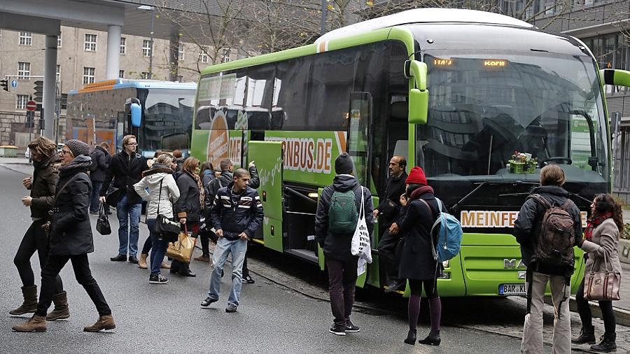 Am Zentralen Omnibusbahnhof in Nürnberg kommen und gehen die Reisenden. Ihnen fehlt dort vor allem ein Dach über dem Kopf, wenn sie im Regen auf ihren Anschluss warten müssen.