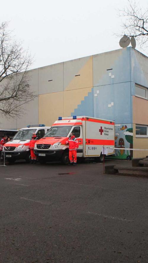 Vor der Sammelstelle standen zahlreiche Krankenwagen für den Notfall bereit.
