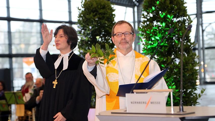 Gemeinsam mit dem katholischen Regional- und Stadtdekan Hubertus Förster weihte Regionalbischöfin Elisabeth Hann von Weyhern das neue Gebäude schließlich offiziell ein.