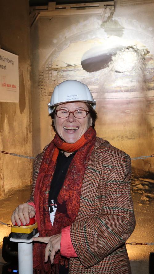Mit einem symbolischen Akt beendete Tunnelpatin Ingrid Förther den Vortrieb.