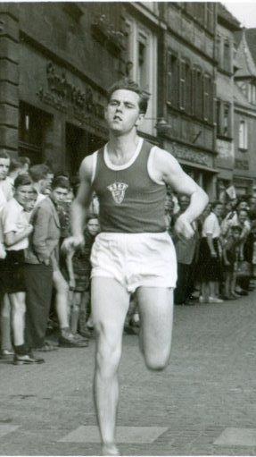 Ein VfB-Läufer passiert die Massen an der Hauptstraße. 1955 wollen mehr als 1000 Zuschauer das Rennen "Quer durch Forchheim" sehen. Ein Staffellauf mit zwölf Etappen, bei dem am Ende der VfB seinen Titel verteidigt.