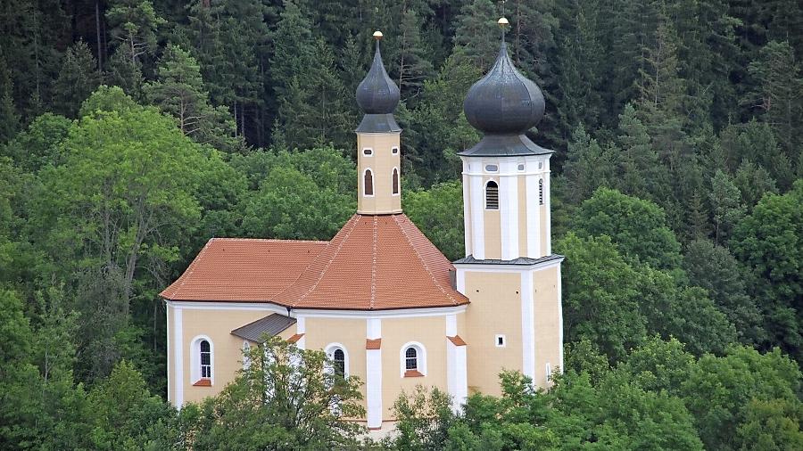 Friendly fire: Die Wallfahrtskirche St. Sebastian wurde am Ende des Zweiten Weltkriegs von deutschen Panzern beschossen.