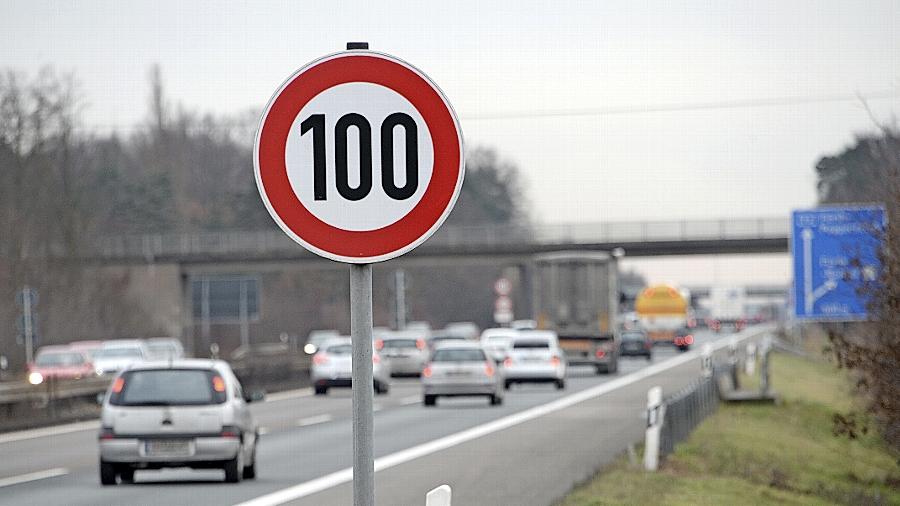 Eine Regelung, die für Kopfschütteln sorgte: Während auf dem Frankenschnellweg in Nürnberg und Erlangen 80 Stundenkilometer üblich sind, darf man in Fürth  bisher 100 fahren.