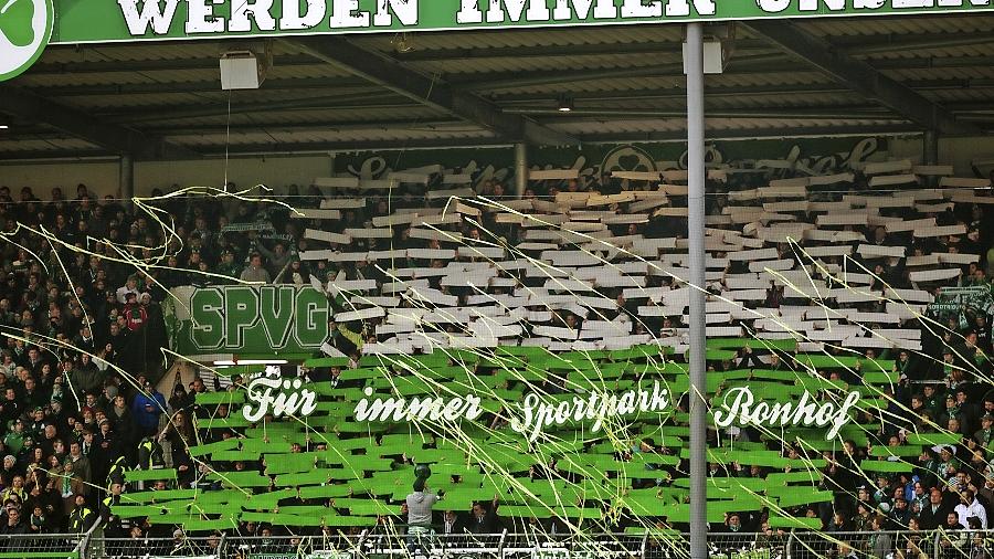 Die Fürther Fans werden auch in Zukunft auf kreative Art an den alten Namen Sportpark Ronhof erinnern. Die Fürther Fans werden auch in Zukunft auf kreative Art an den alten Namen Sportpark Ronhof erinnern.