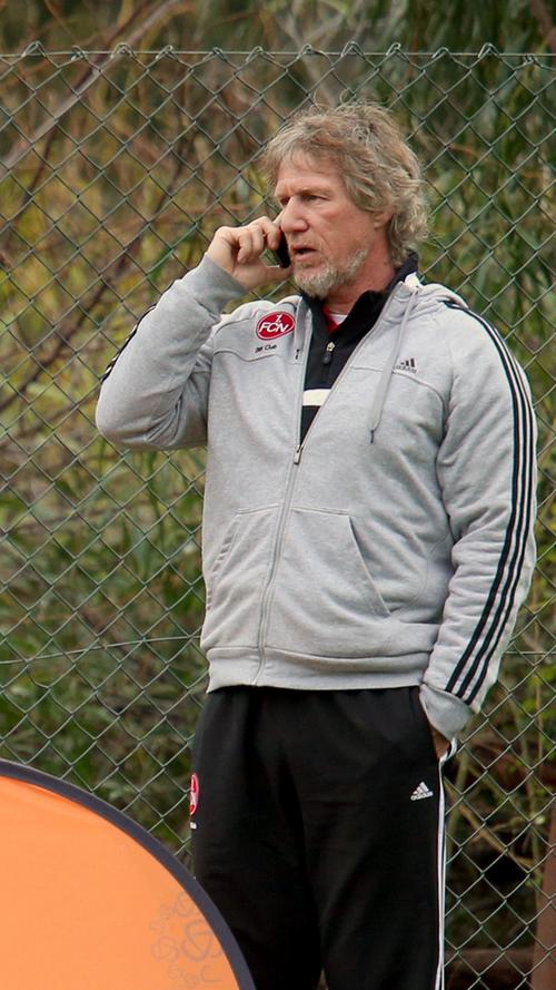 Coach Gertjan Verbeek kann nicht wirklich zufrieden sein mit dem Auftritt seiner Mannschaft. Wem er hier wohl von der Darbietung der Mannschaft berichtet?