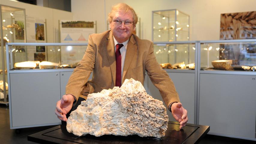 Stolz präsentiert der Initiator der Ausstellung "Die Kristalle der verlorenen Höhle", Geologe Gerd Tietz, einen Aragonit.