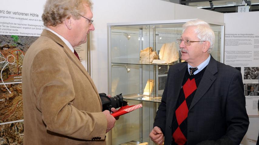 Gerd Tietz (links) und Neumarkts zweiter Bürgermeister Franz Düring (rechts) bei der Ausstellungseröffnung am Sonntag, 19. Januar, in der Nürnberger Norishalle.