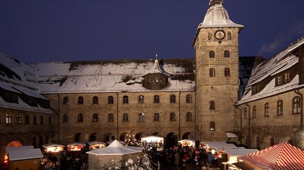 Altdorfer Weihnachtsmarkt Wo? Im Innenhof des Wichernhauses. Wann? 30. November bis 15. Dezember 2019. Öffnungszeiten: Jeweils am Samstag und Sonntag von 15 Uhr bis 20 Uhr. In den Gemäuern der ehemaligen Universität wird der Advent stimmungsvoll und besinnlich gefeiert. An den geschmückten Buden gibt es weihnachtliche Mitbringsel sowie kulinarische Köstlichkeiten vom Bratwurstweggla über Schmalzbrote bis hin zu Kartoffel- oder Kürbissuppe und Heißgetränke wie Glühwein oder Punsch zu kaufen. Chöre und Künstler gestalten auf der festlich geschmückten Bühne ein abwechslungsreiches Programm. Am 30. November wird der Weihnachtsmarkt um 16 Uhr offiziell durch das Altdorfer Christkind eröffnet.