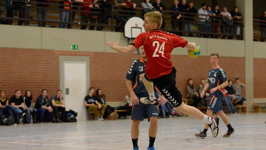 18.01.2014 --- Handball --- Saison 2013 2014 --- Bezirksoberliga BOL Männer :  MTV Stadeln - TSV Altenfurt --- Foto: Sport-/Pressefoto Wolfgang Zink / WoZi  --- ....Jens Scheuerer (24, MTV Stadeln )