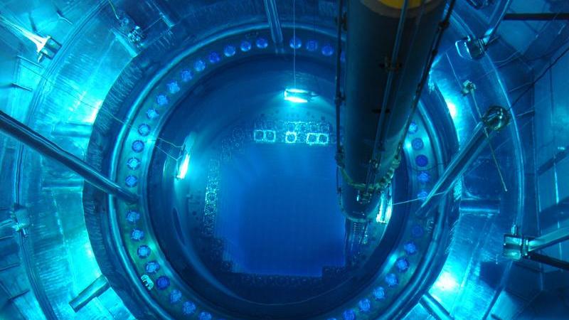 Geöffneter Reaktordruckbehälter im Atomkraftwerk Isar 2 nahe Essenbach: Die Atomsteuer soll dem Bund zwischen 2011 und 2016 jährlich rund 2,3 Milliarden Euro mehr Einnahmen bescheren. Geöffneter Reaktordruckbehälter im Atomkraftwerk Isar 2 nahe Essenbach: Die Atomsteuer soll dem Bund zwischen 2011 und 2016 jährlich rund 2,3 Milliarden Euro mehr Einnahmen bescheren.