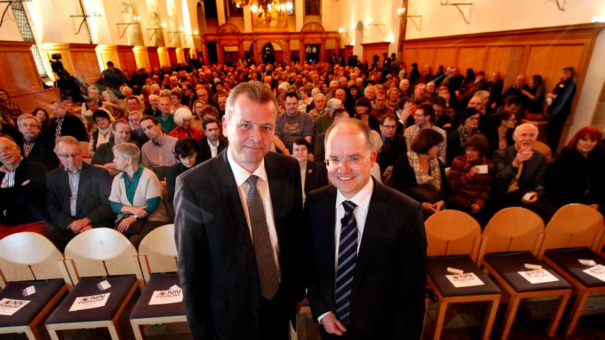 Nürnbergs amtierender Oberbürgermeister Ulrich Maly (SPD) und sein CSU-Herausforderer Sebastian Brehm (rechts im Bild), trafen sich zwei Monate vor Kommunalwahlbeginn 2014 für eine Podiumsdiskussion im historischen Nürnberger Rathaussaal.