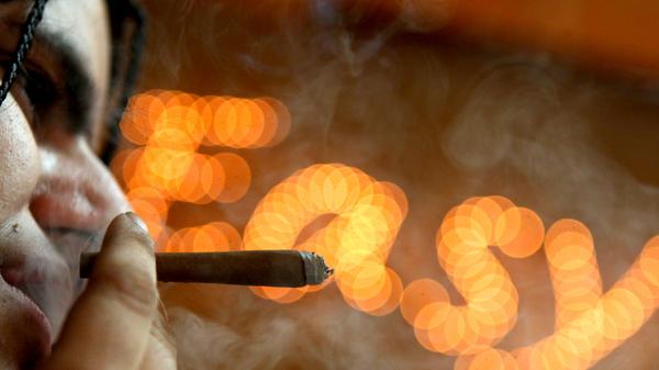 Viele reisen in die Niederlande, um vermeintlich legal an Gras oder Haschisch zu gelangen. Was die meisten aber nicht wissen: Cannabis ist auch bei unserem Nachbarn illegal. Ein strenges Gesetz der Regierung erlaubt das Rauchen von Cannabis unter strengen Auflagen. Sogenannte "Coffeeshops" dürfen Volljährigen die "weiche" Droge in kleinen Mengen (fünf Gramm pro Person und Tag) verkaufen. Damit möchte der Staat die Nachfrage und das Angebot an Rauschgift und die Risiken für Drogenkonsumenten, ihre Umgebung und die Gesellschaft verringern. Problematisch: Da der Anbau trotzdem verboten ist, müssen die Coffeeshops sich am Schwarzmarkt eindecken.