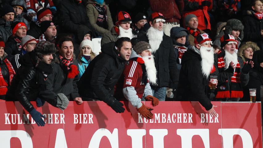 Mittlerweile war es Dezember geworden, noch immer war der FCN ohne Sieg. Bei winterlichem Wetter kamen gegen Mainz nur 31.084 Zuschauer. Diejenigen aber, die da waren, trieben den Club unermüdlich nach vorne. Die Mannschaft hatte zuvor gezeigt, dass sie nach jedem Rückschlag wieder aufsteht. Ähnlich hielten es die Fans in der Rückrunde. Mit jedem neuen Frusterlebnis wuchs die Unterstützung, zu groß waren auch die spielerischen Fortschritte, die die Mannschaft unter Coach Gertjan Verbeek gemacht hatte. Am Ende reichte es wieder nur zu einem Punkt.