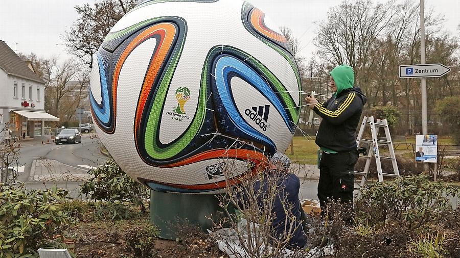 Die Schalker-Fans beschädigten ein ähnliches Exemplar, wie diesen in Herzogenaurach ausgestellten WM-Ball.