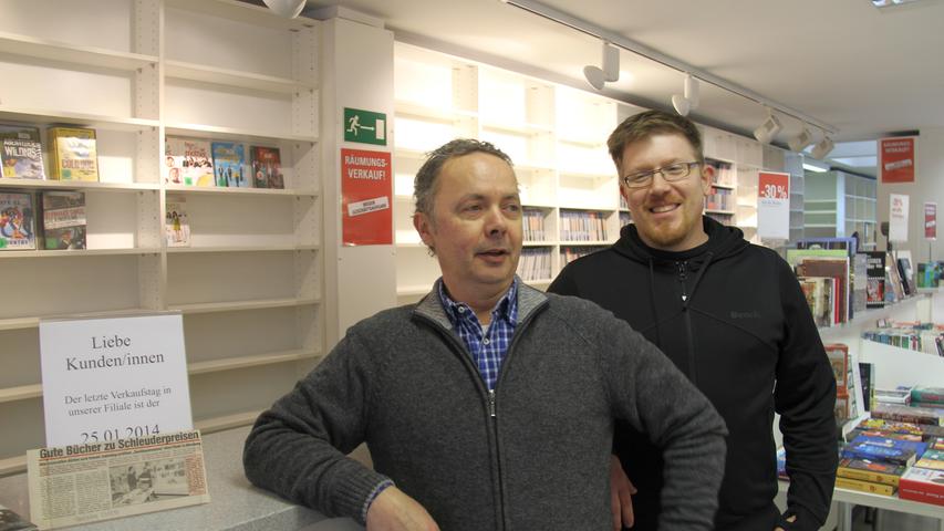 Thomas Mayer (links), Spitzname "der Nürnberger", und Stefan Volkert verkaufen heute zum letzten Mal Bücher und CDs im Zweitausendeins. Der Laden schließt nach über 20 Jahren. Mayer war seit dem Eröffnungstag im Februar 1993 dabei. Damals sammelte sich eine Menschentraube vor dem Geschäft.