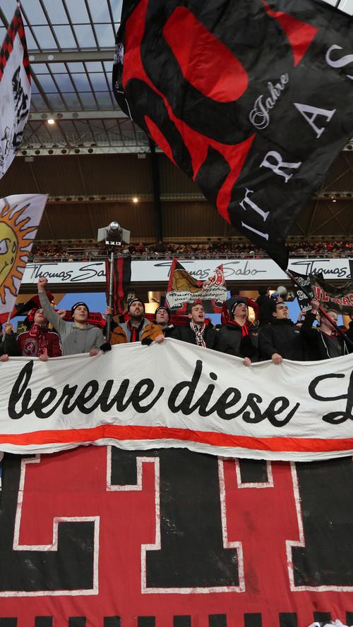"Ich bereue diese Liebe nicht": Die Ultras proben schon vor der wichtigen Partie gegen die TSG 1899 Hoffenheim den Schulterschluss mit der Mannschaft ihres 1. FC Nürnberg. Am Ende gewinnt der Club überraschend deutlich mit 4:0.