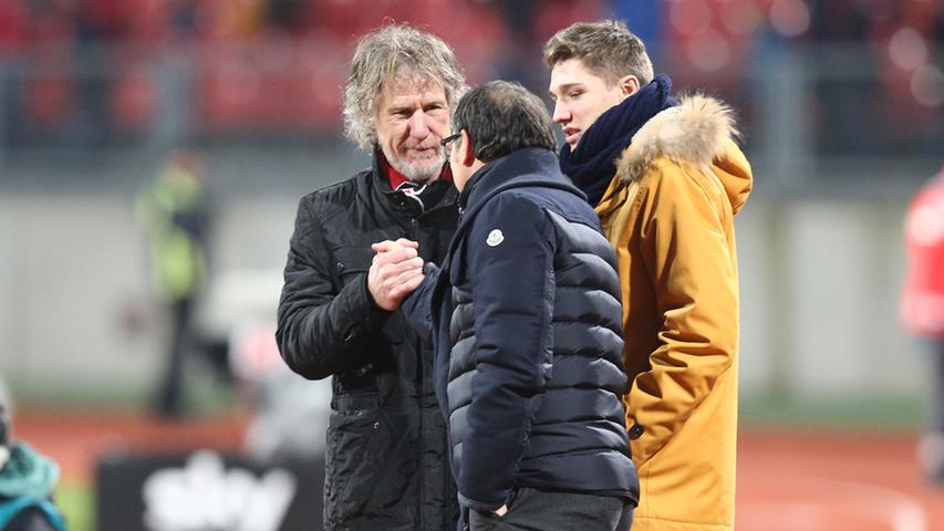 Gratulation: Martin Bader und Gertjan Verbeek mit dem verletzten Youngster Niklas Stark.