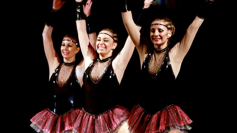 Bei der Prunksitzung in Adelsdorf war so einiges geboten. Tänzerinnen in Glitzer-Kostümchen wirbelten über die Bühne.