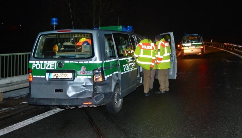 Ein Land Rover kollidierte auf spiegelglatter Fahrbahn mit dem Heck dieses Polizeibusses. Die Beamten waren zu diesem Zeitpunkt gerade mit der Aufnahme zweier vorheriger Glätteunfalle an der Auffahrt zur B8 beschäftigt.