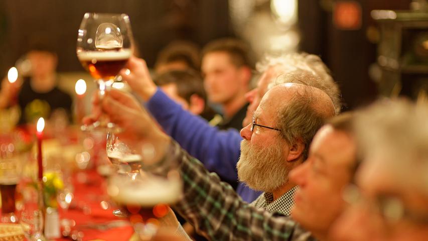 19 neue Biersommeliers freuen sich über ihr Diplom