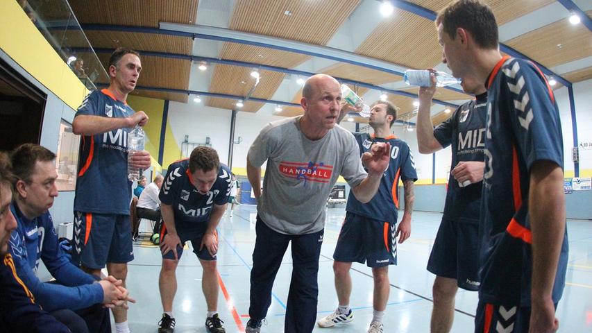 25.01.2014 --- Handball --- Saison 2013 2014 --- Bezirksoberliga BOL Männer :  HG Zirndorf - TSV Altenfurt --- Foto: Sport-/Pressefoto Wolfgang Zink / JüRa  --- ....Wolfgang Wirth (Trainer, TSV Altenfurt) während Auszeit