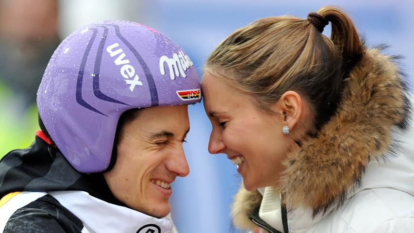 Ständige Begleiterin: Freundin Patricia Steiner, die Schmitt nach dem Ausscheiden im Teamwettbewerb der nordischen Ski-WM 2009 in Liberec tröstet.